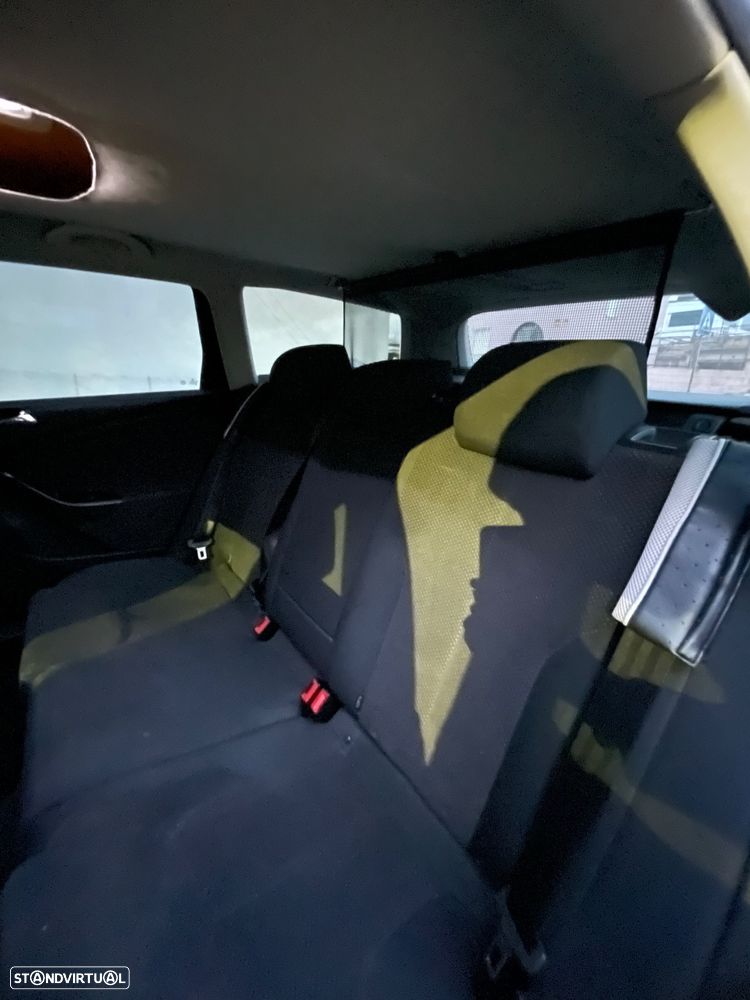 VW Passat Variant 1.9 TDi DPF BlueMotion - 17