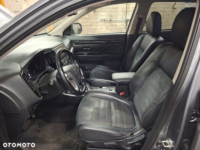 Mitsubishi Outlander Instyle NAVI + - 8