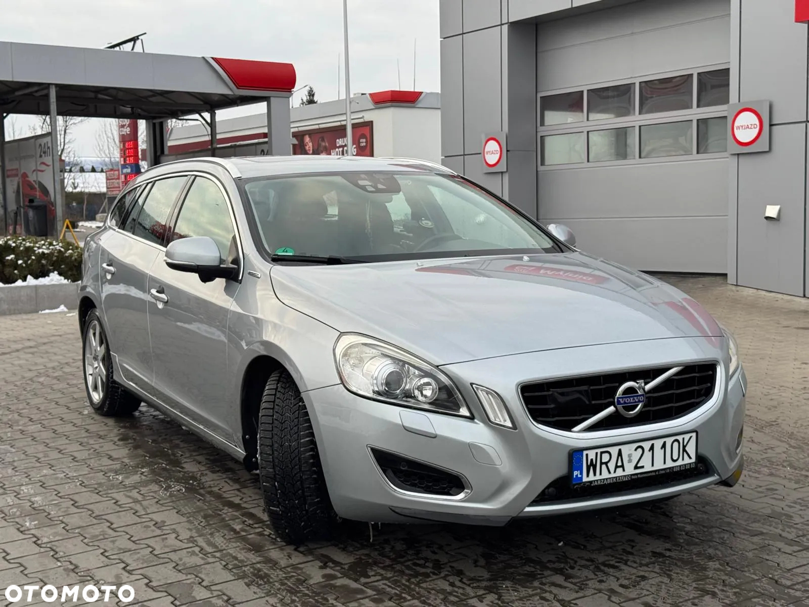 Volvo V60 D6 AWD Plug-in Hybrid R-Design Summum - 3