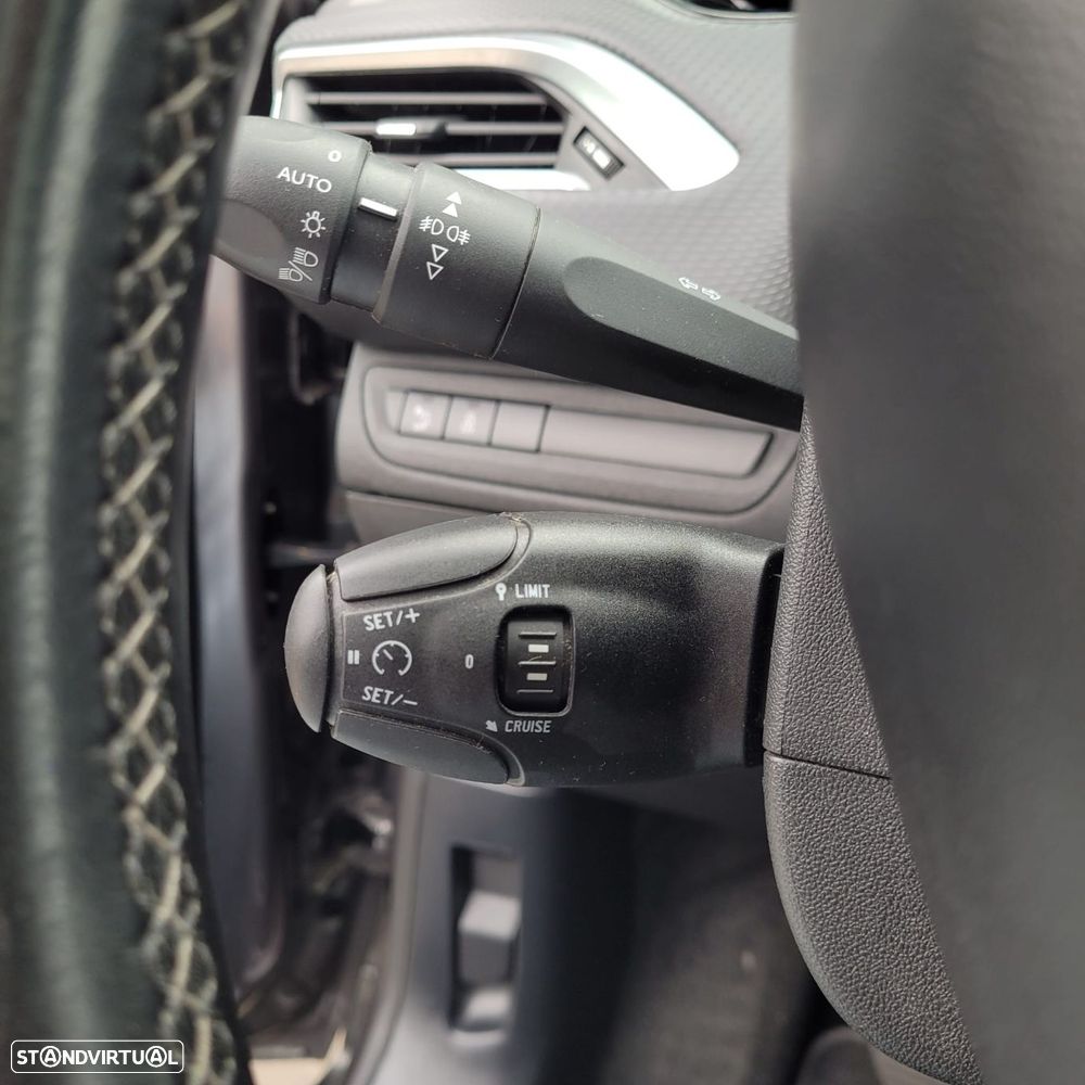 Peugeot 2008 1.2 PureTech Allure - 22