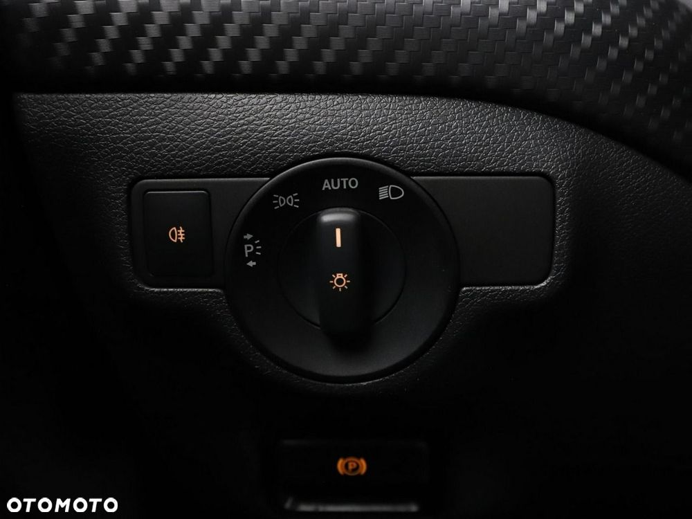 Mercedes-Benz GLA 180 - 32