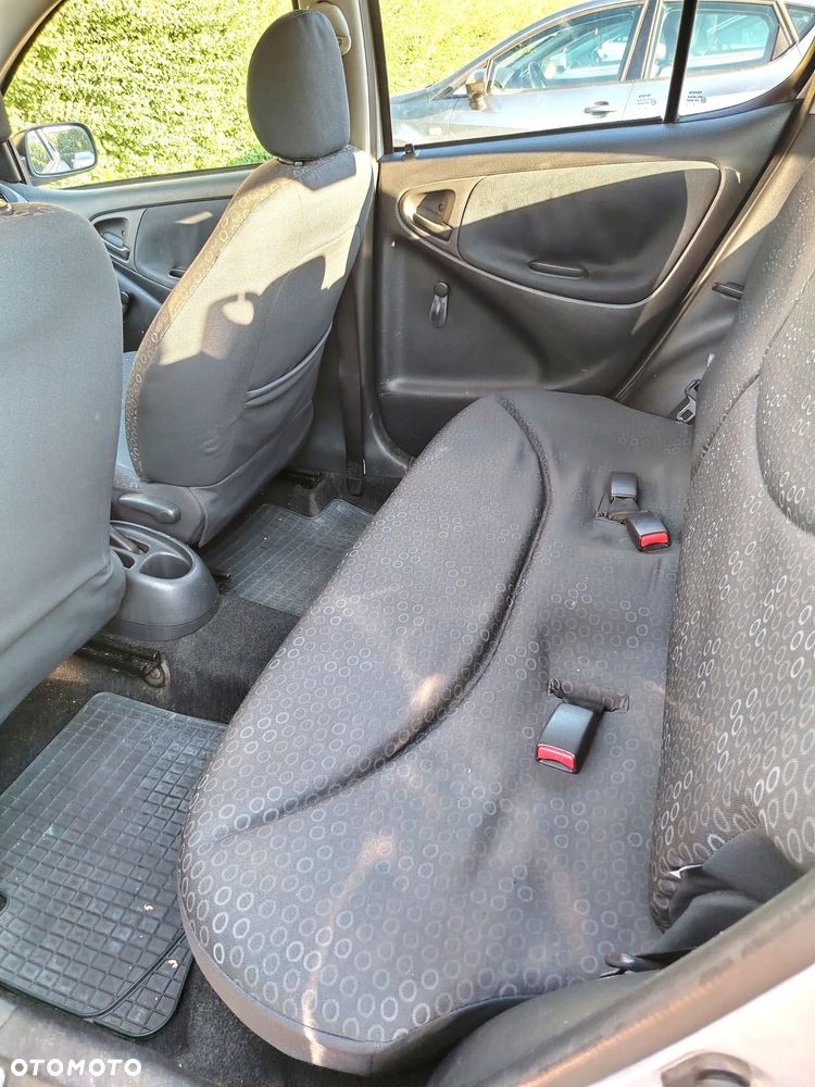 Toyota Yaris 1.0 Base - 9