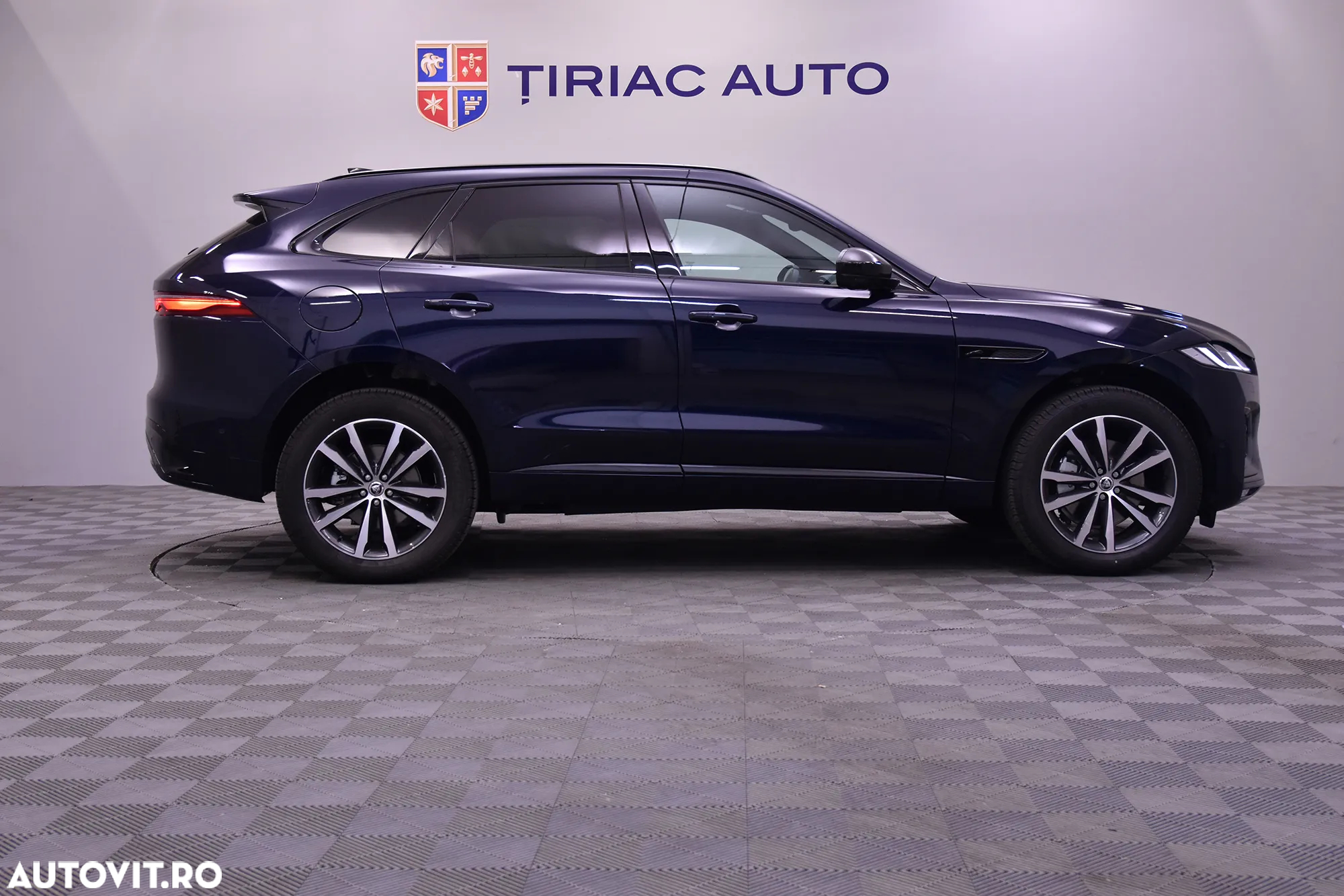 Jaguar F-Pace P250 AWD R-Dynamic SE - 7