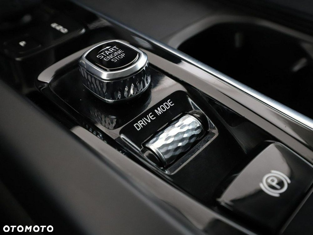 Volvo XC 60 B4 D AWD Momentum - 31
