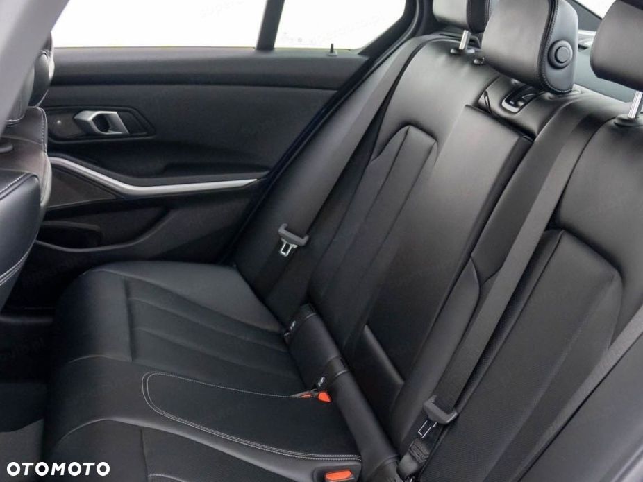 BMW Seria 3 320i xDrive M Sport - 12