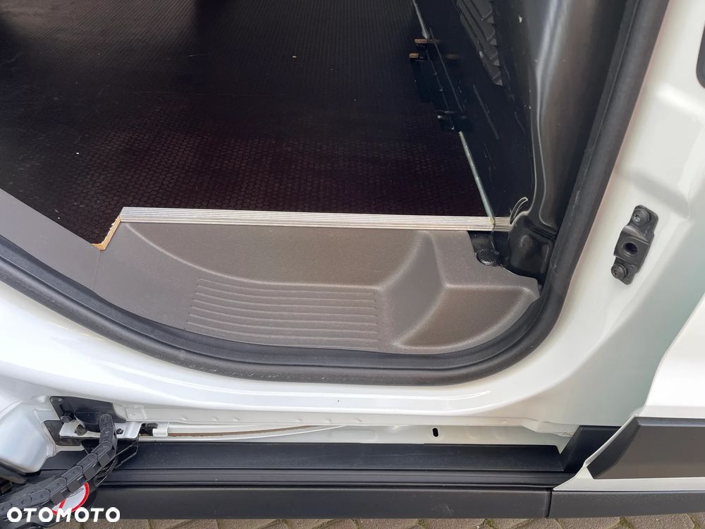 Ford Transit Connect - 17