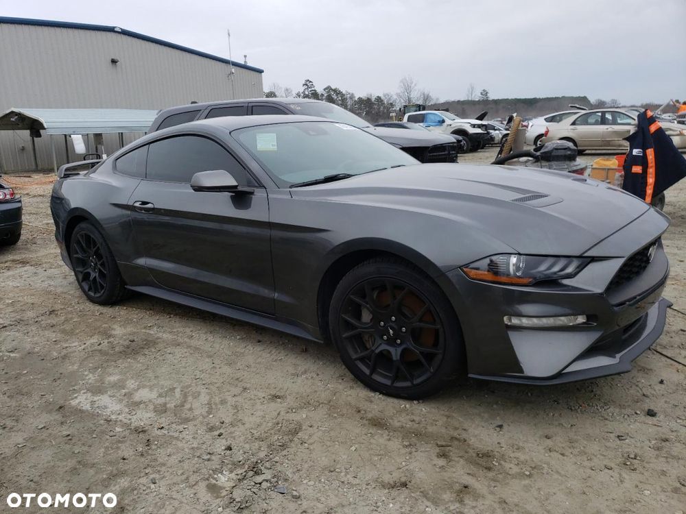 Ford Mustang - 4