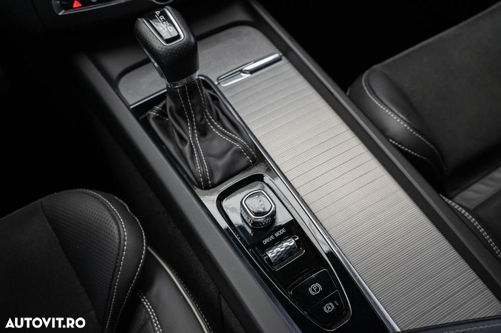 Volvo XC 60 D5 AWD Geartronic RDesign - 24