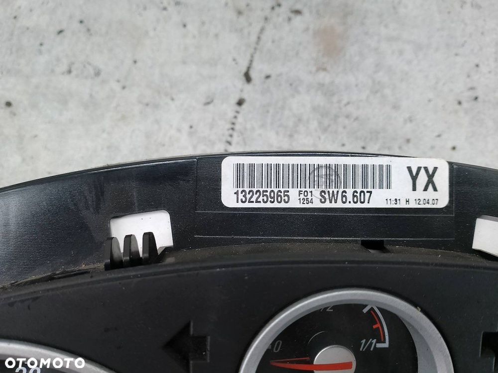 LICZNIK OPEL ZAFIRA B 13225965  SW6.607 1.9 CDTI - 3