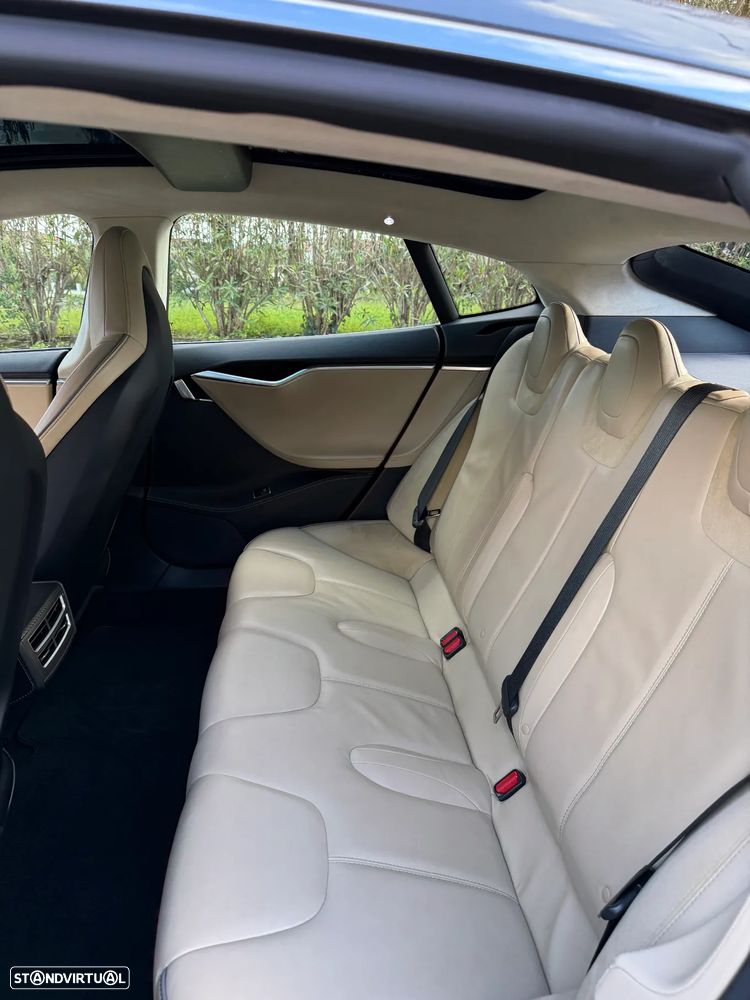 Tesla Model S - 12