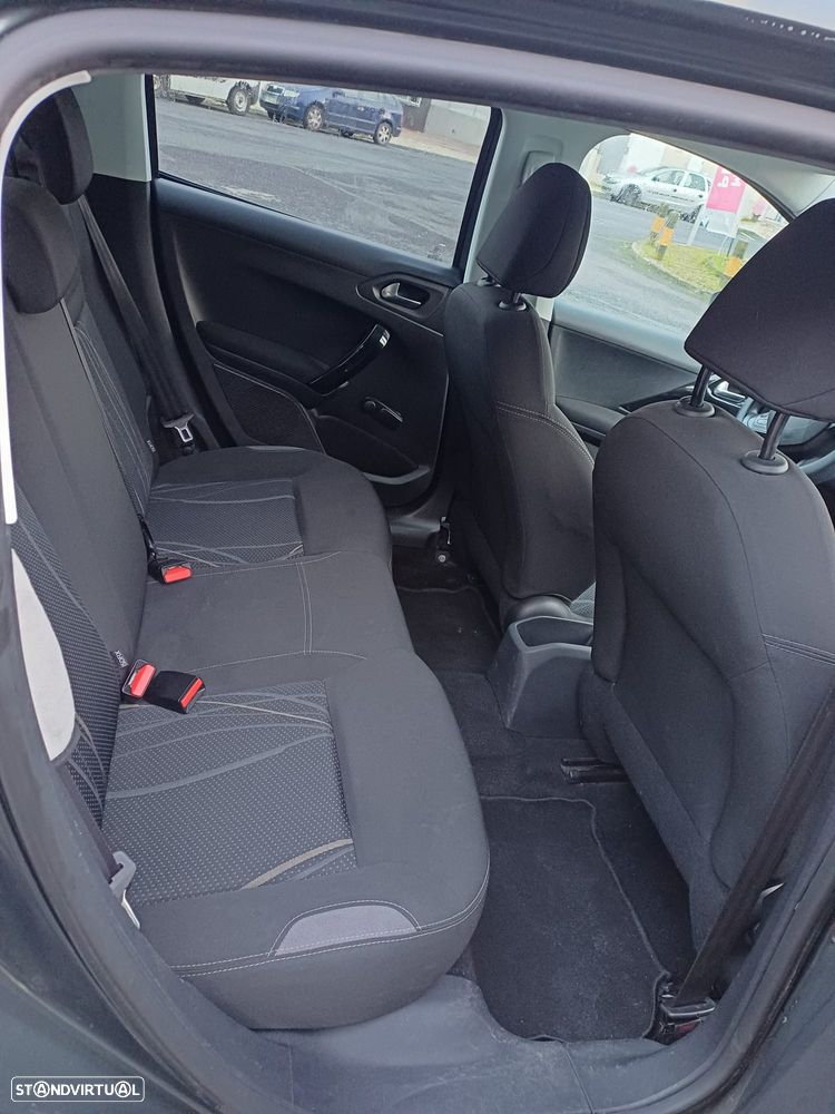 Peugeot 208 - 4