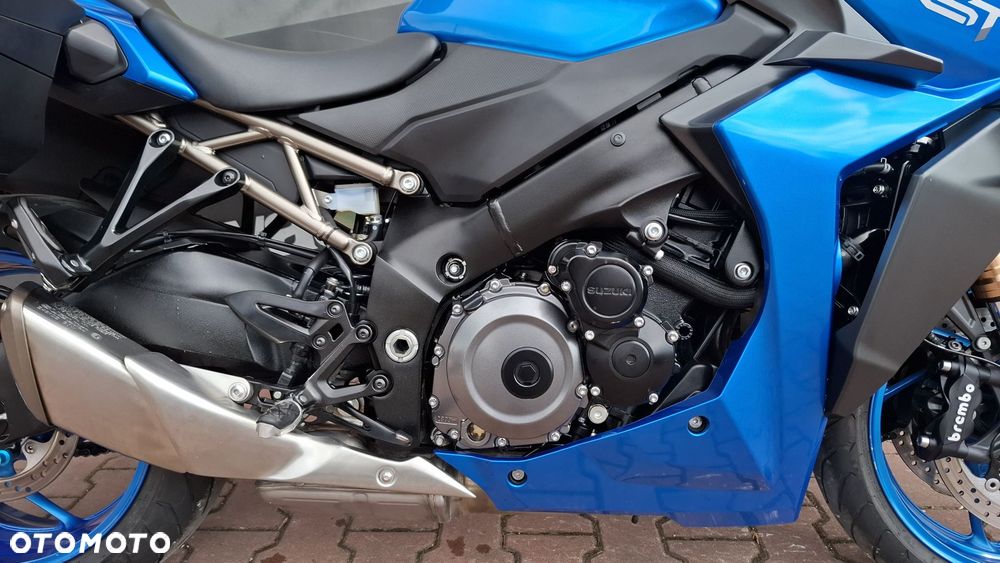 Suzuki GSX - 6