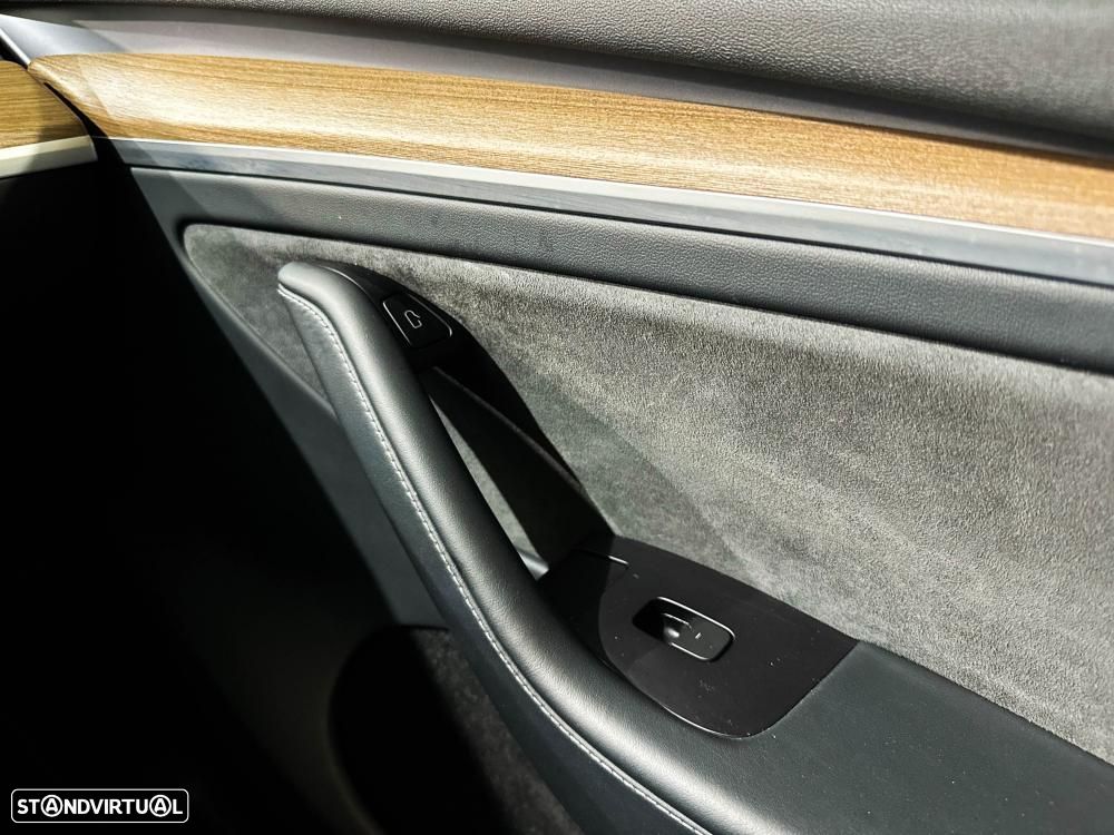 Tesla Model Y Long Range Dual Motor AWD - 32