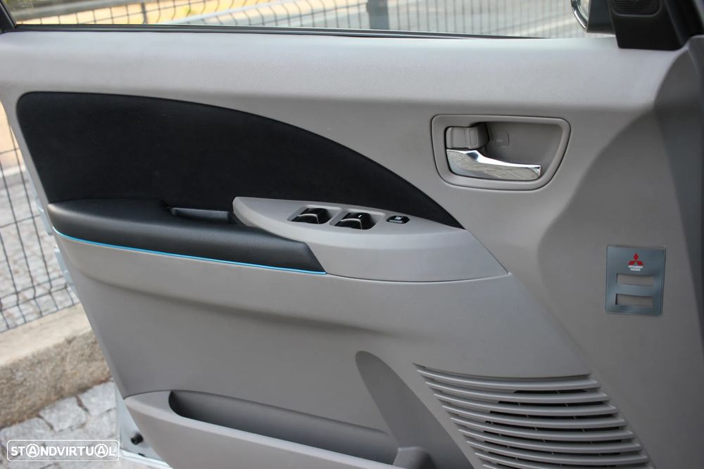 Mitsubishi Grandis 2.0 DI-D Sport - 25