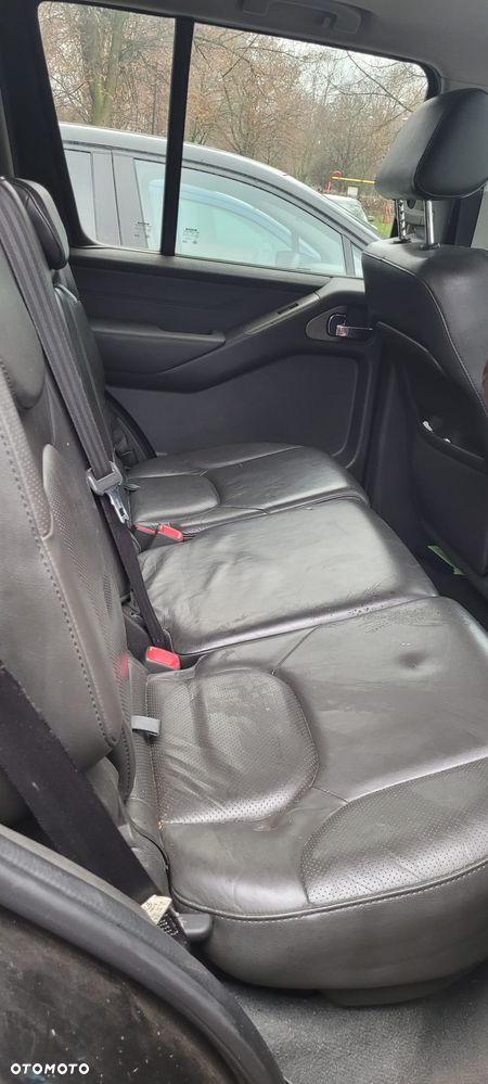 Nissan Pathfinder 2.5 D LE - 16