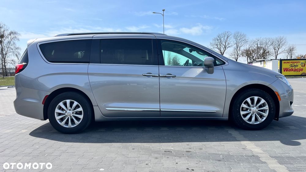 Chrysler Pacifica - 4