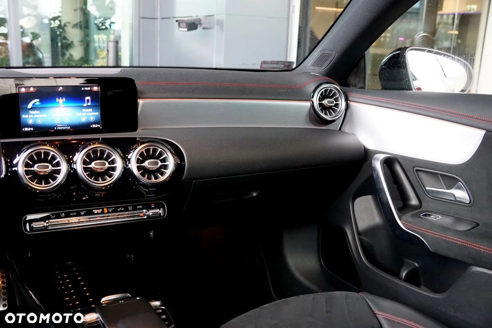 Mercedes-Benz CLA 180 7G-DCT AMG Line - 29