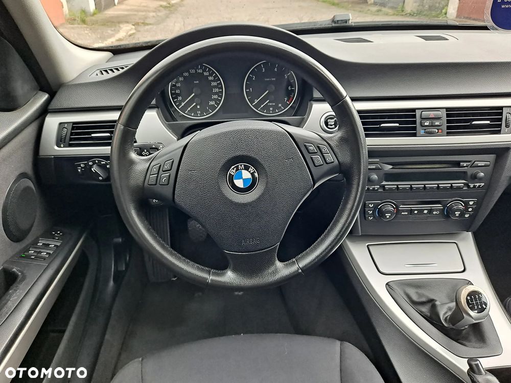 BMW Seria 3 318i - 9