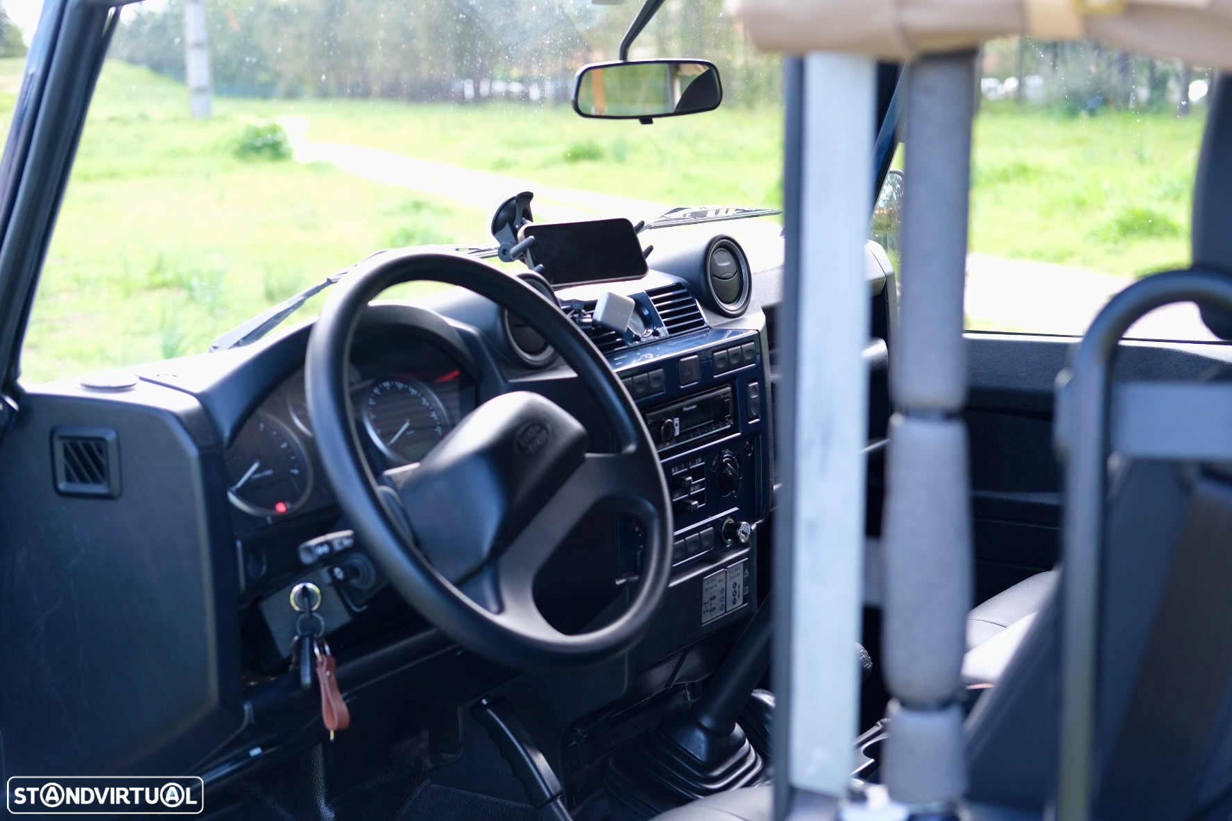 Land Rover Defender 90 SW 2.4 CRD S - 12