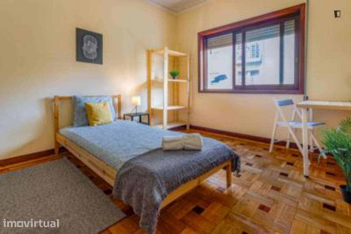 Quarto - localizado em Santo Ildefonso Porto - Grande imagem: 3/7