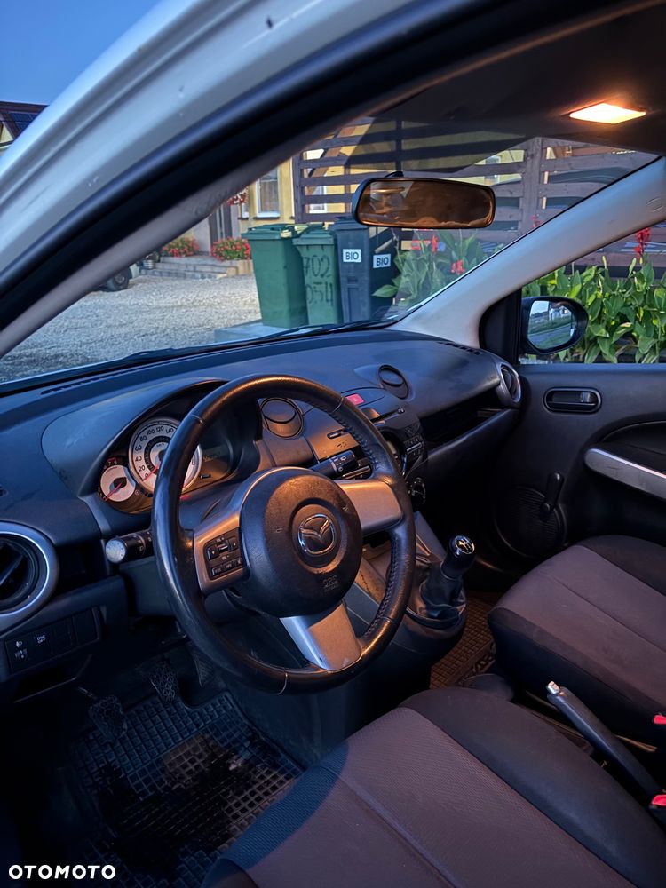 Mazda 2 2009 photo 5