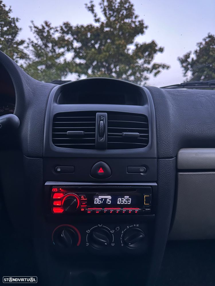 Renault Clio 1.2 16V Confort - 10