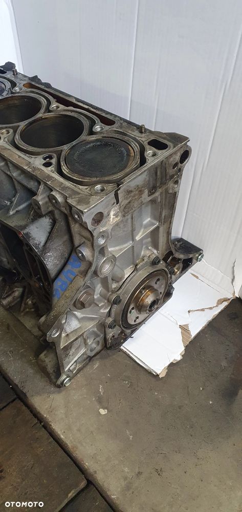 Silnik blok silnika słupek dół Audi A4 B6 1.6 ALZ - 4