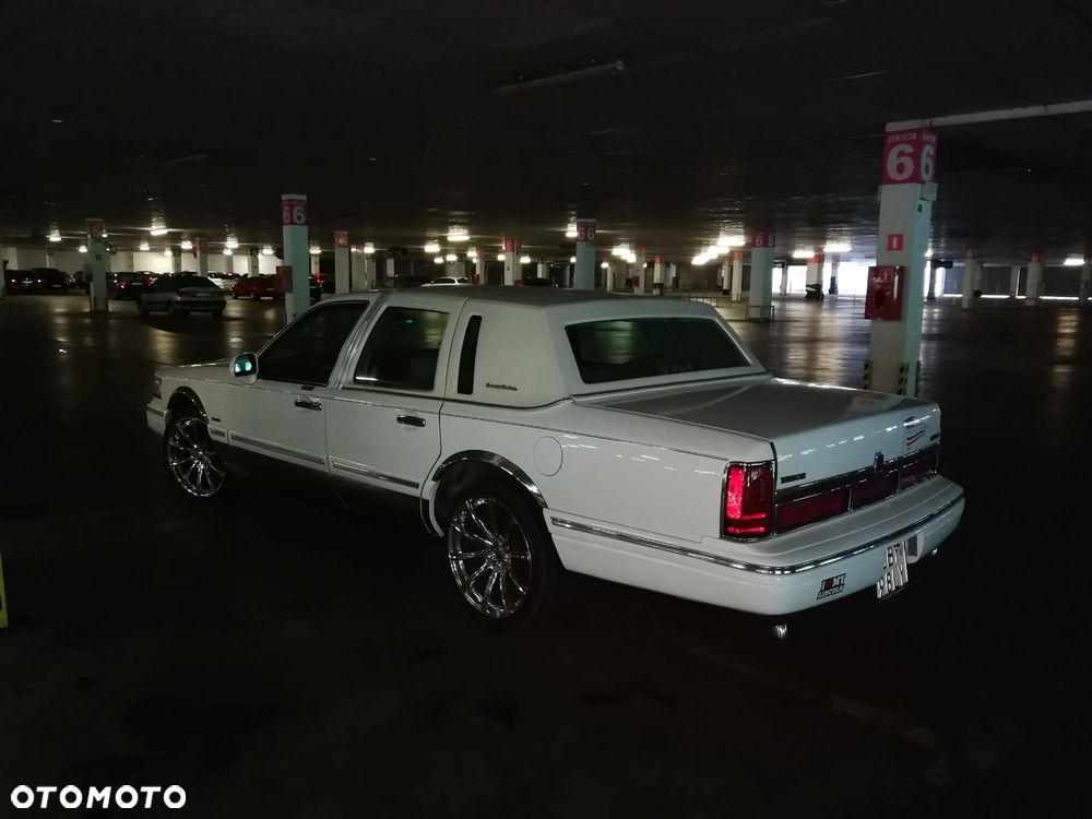 Lincoln Town Car - 6