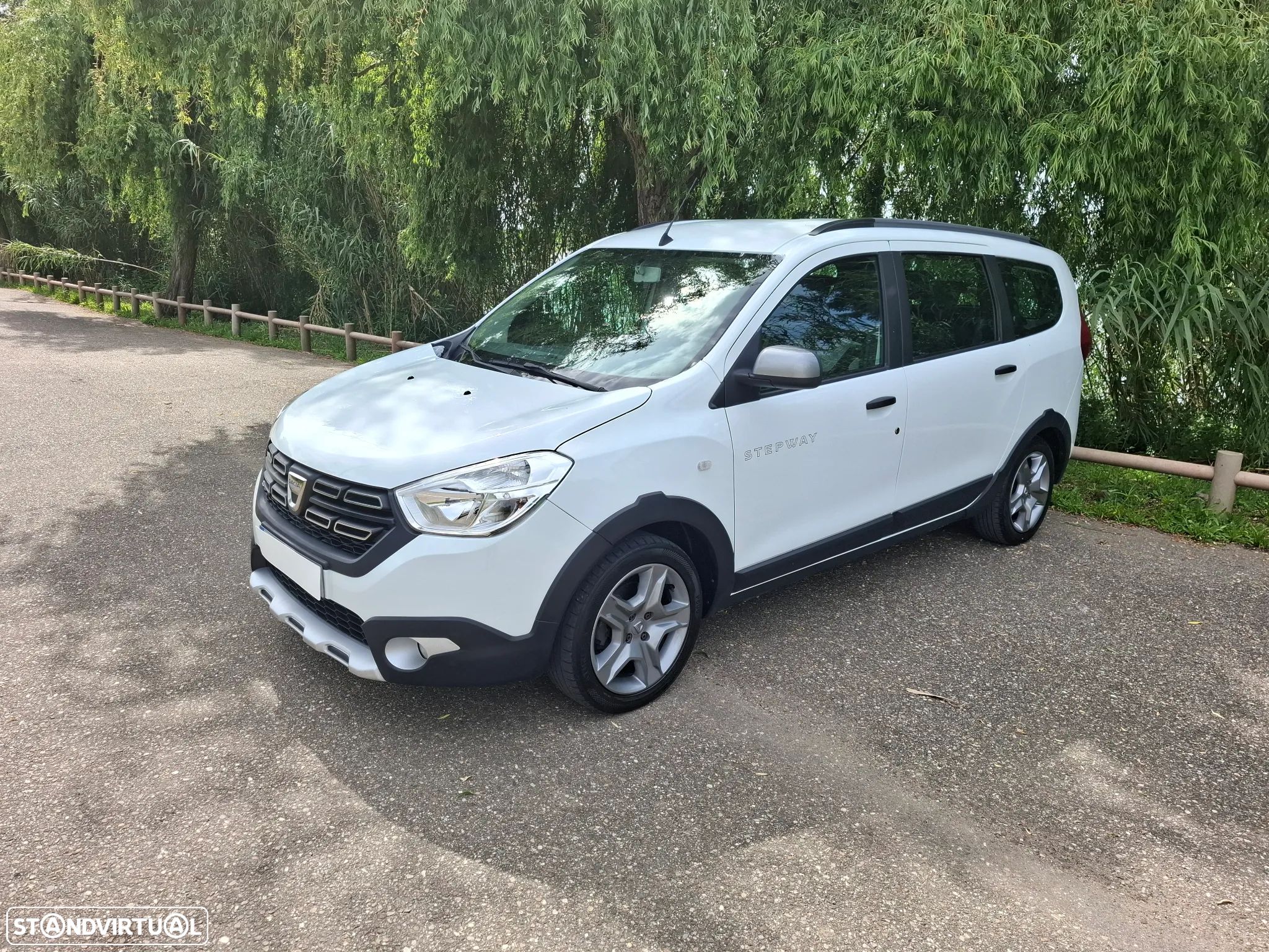 Dacia Lodgy 1.5 Blue dCi Stepway 7L - 1