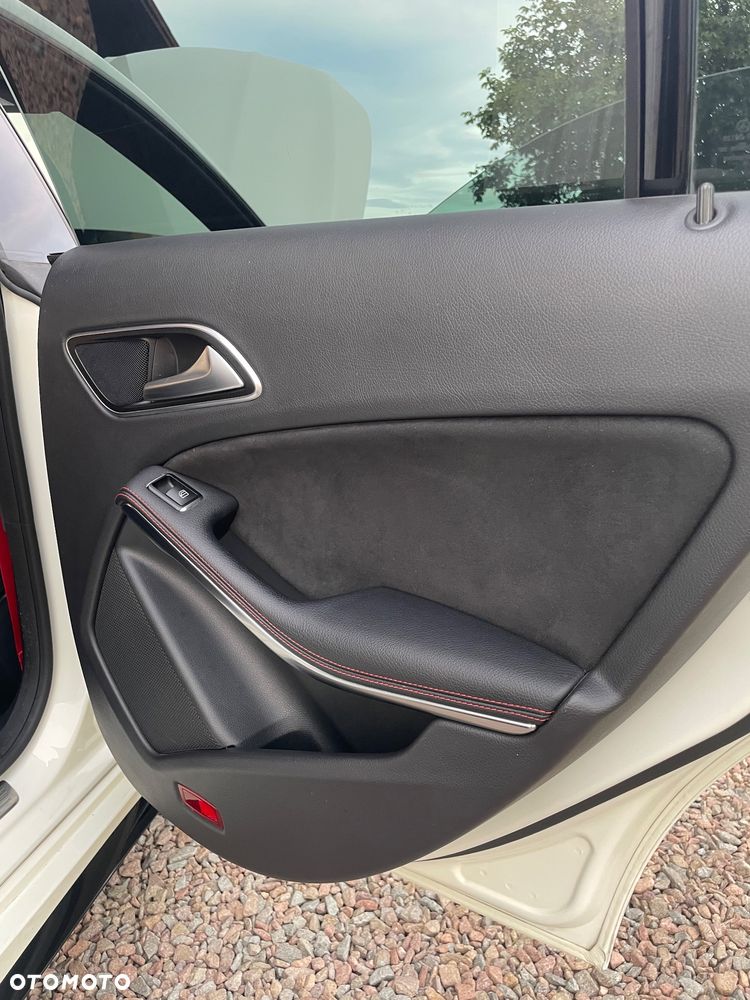 Mercedes-Benz CLA - 32