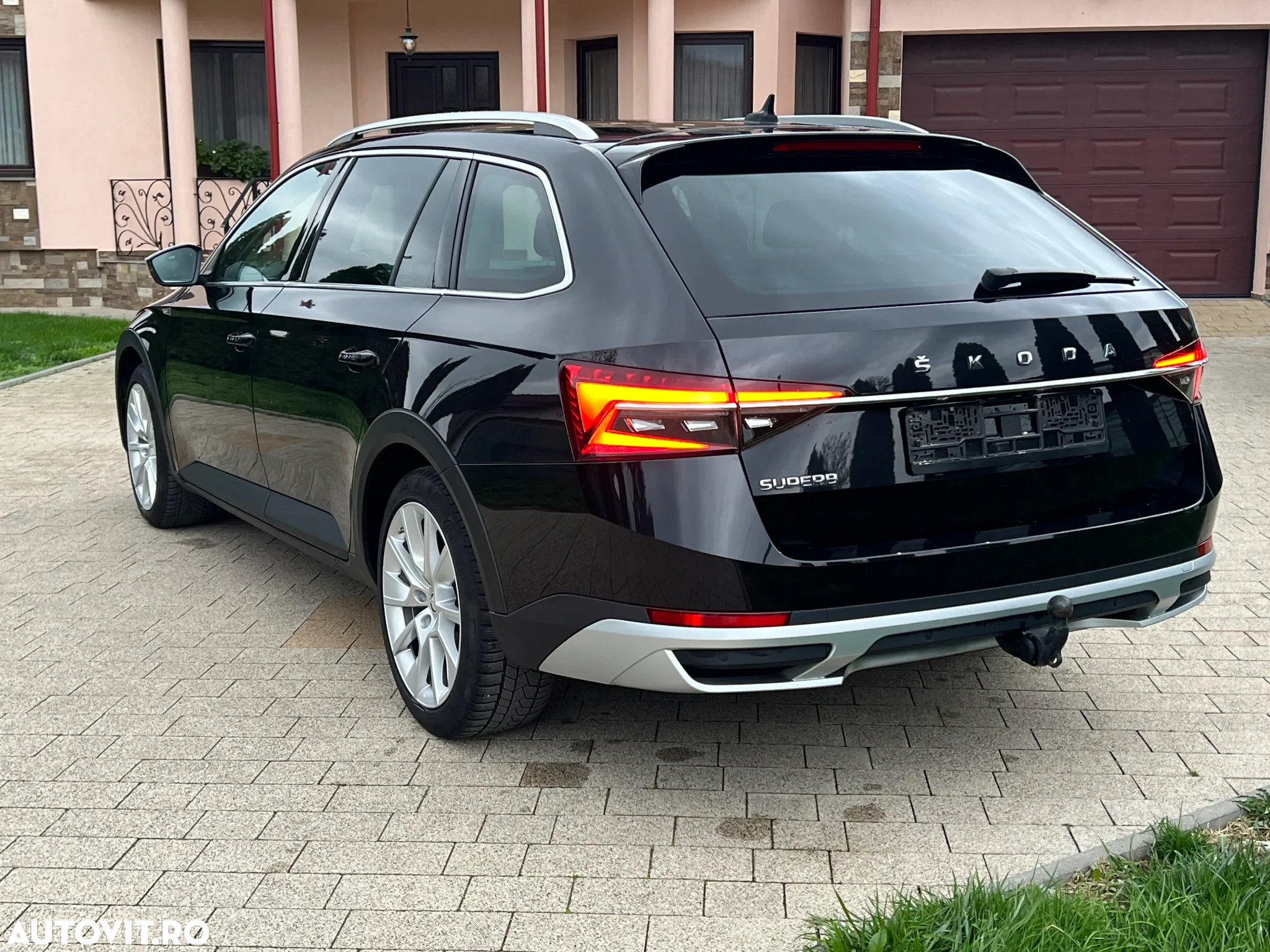 Skoda Superb Combi 2.0 TDI 4x4 DSG Scout Final Edition - 4