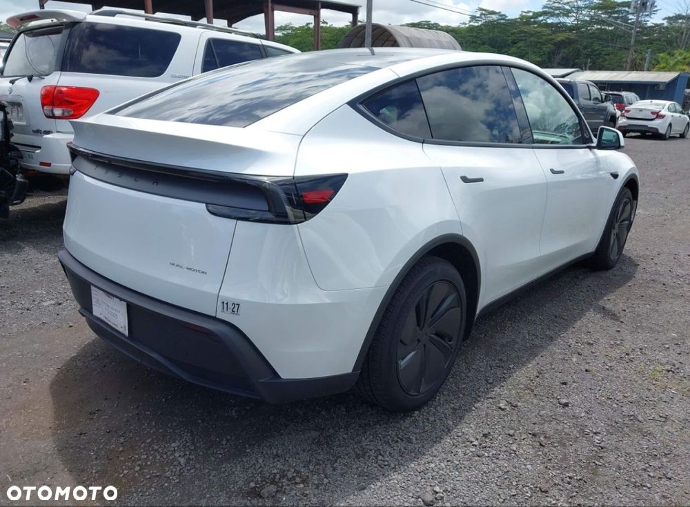 Tesla Model Y - 7