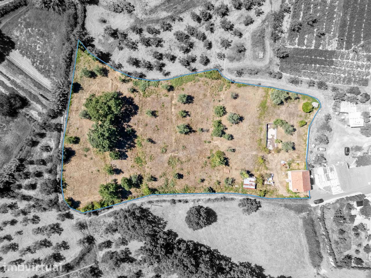 Moradia em pedra isolada com piscina e jardim - Grande imagem: 4/22