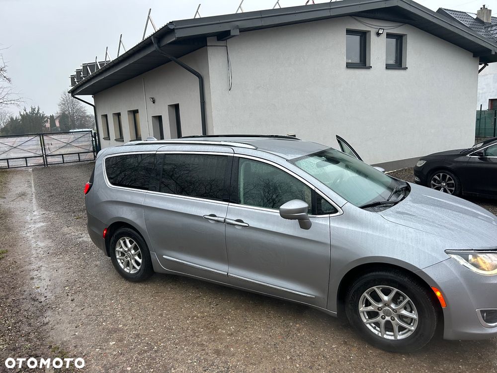 Chrysler Pacifica - 12