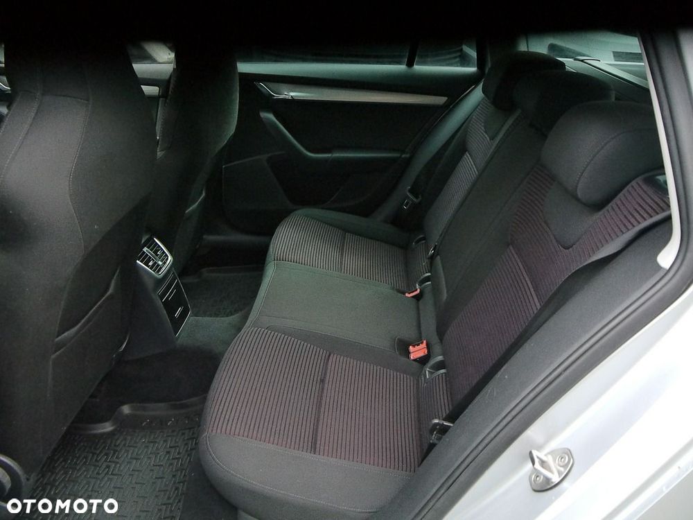 Skoda Octavia 2.0 TDI Sportline - 30