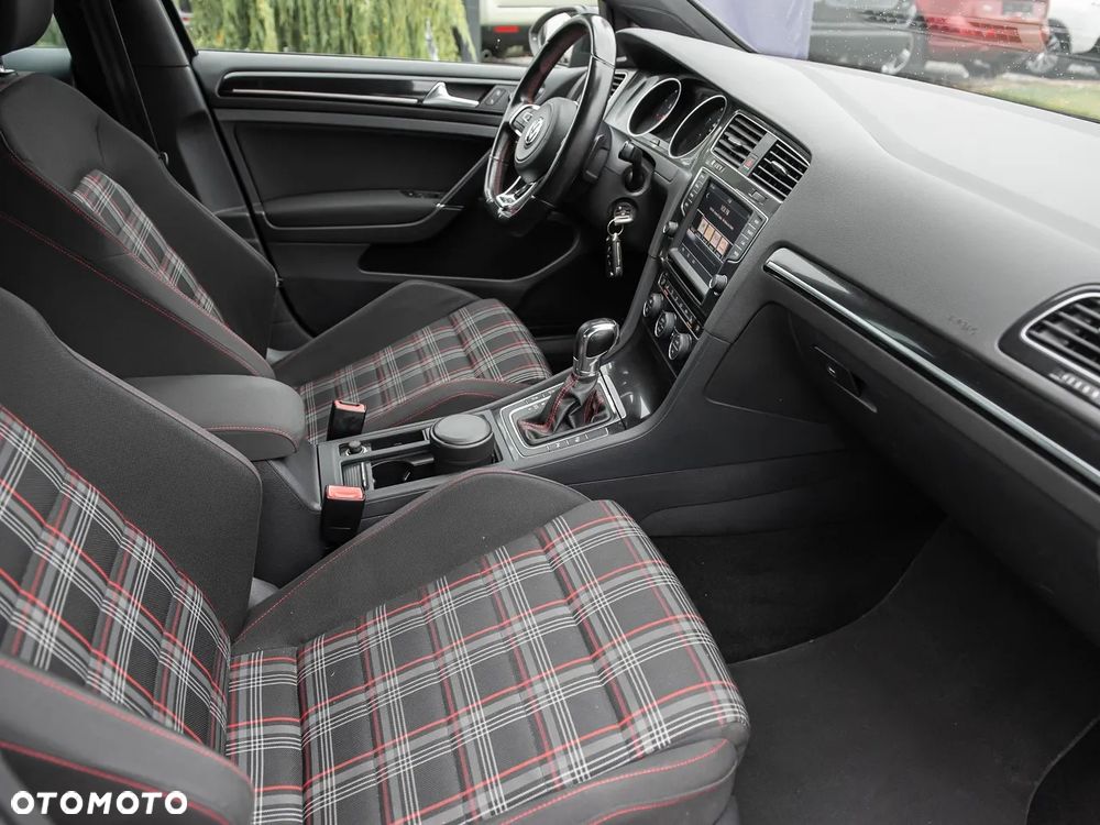 Volkswagen Golf - 21