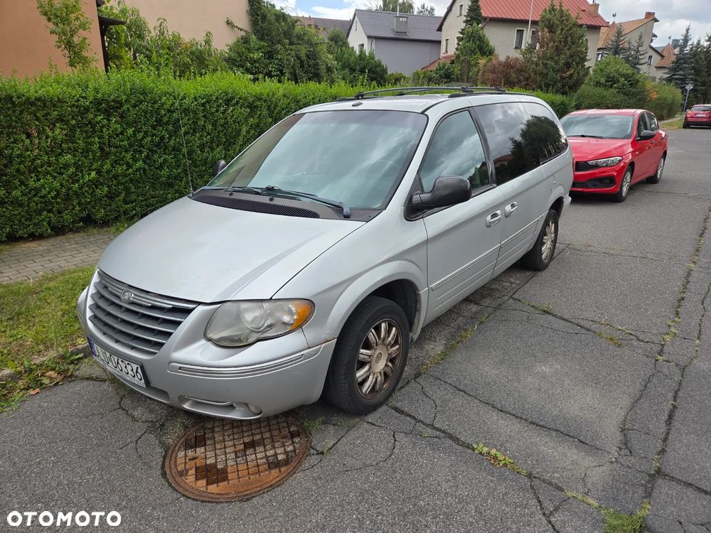 Chrysler Town & Country - 4
