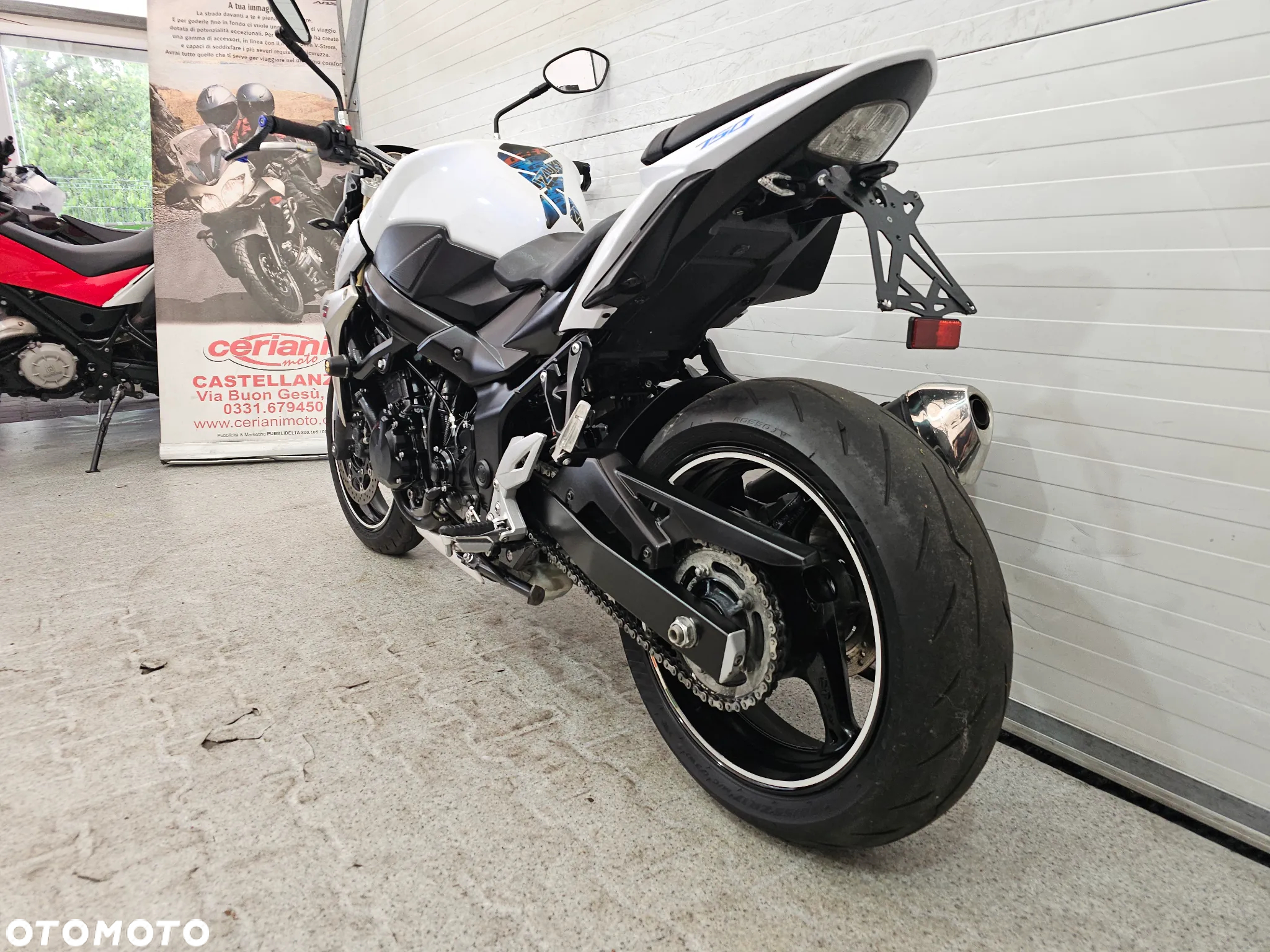 Suzuki GSR - 12