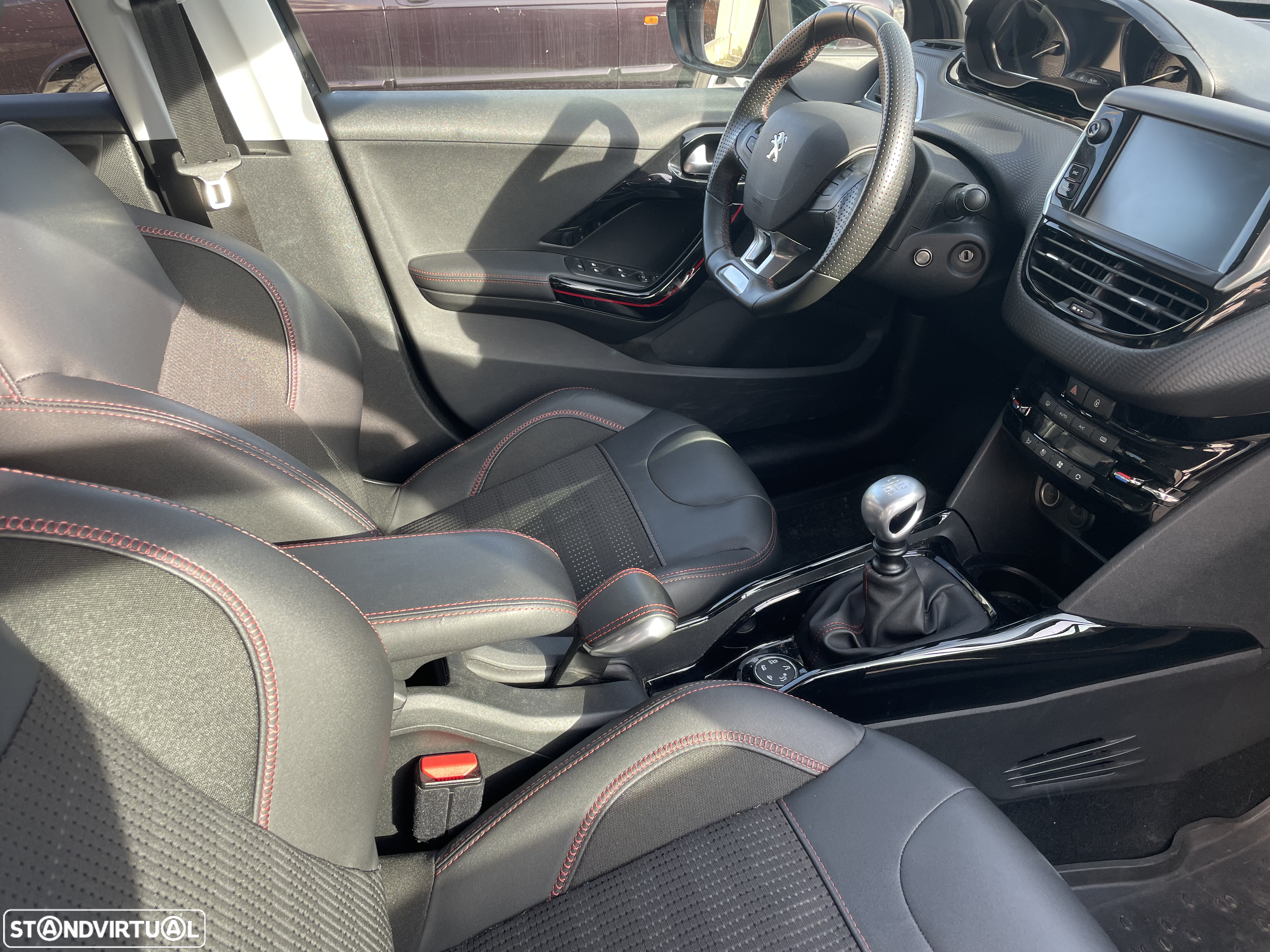 Peugeot 2008 1.2 PureTech GT Line - 32