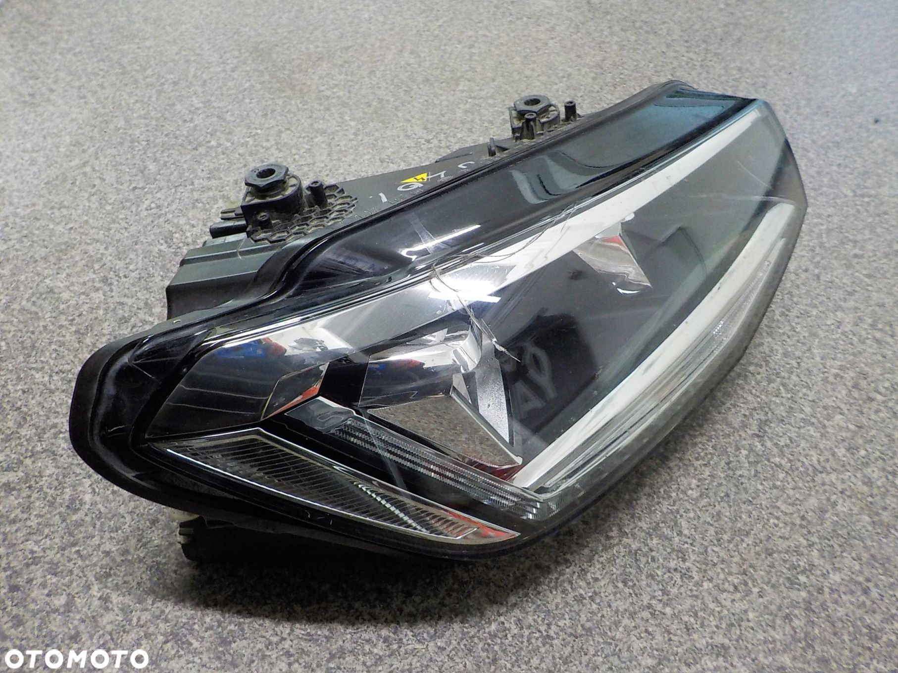 LAMPA PRAWA PRZÓD VW CADDY 2K1 LIFT XENON 2015- - 2