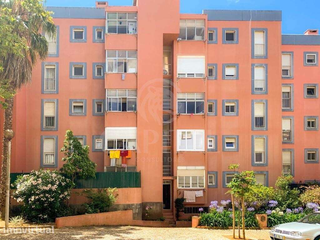 T2 Remodelado com Garagem, Elevador e Excelente Localização no Estoril - Grande imagem: 2/31