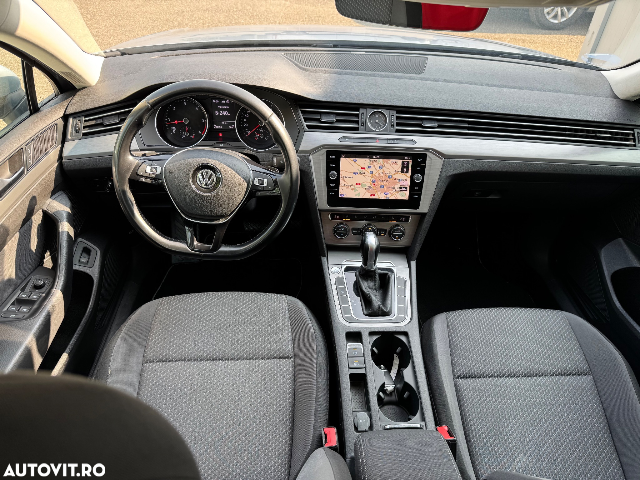 Volkswagen Passat Variant 2.0 TDI SCR DSG BlueMotion Trendline - 32