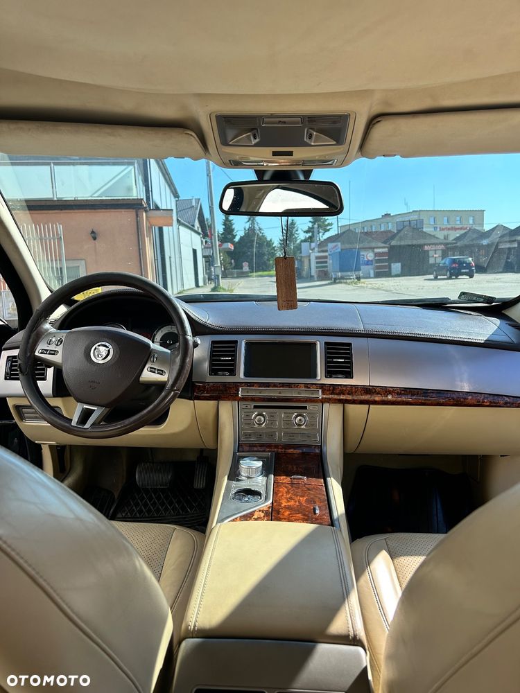 Jaguar XF 2.7 V6 D Luxury - 11