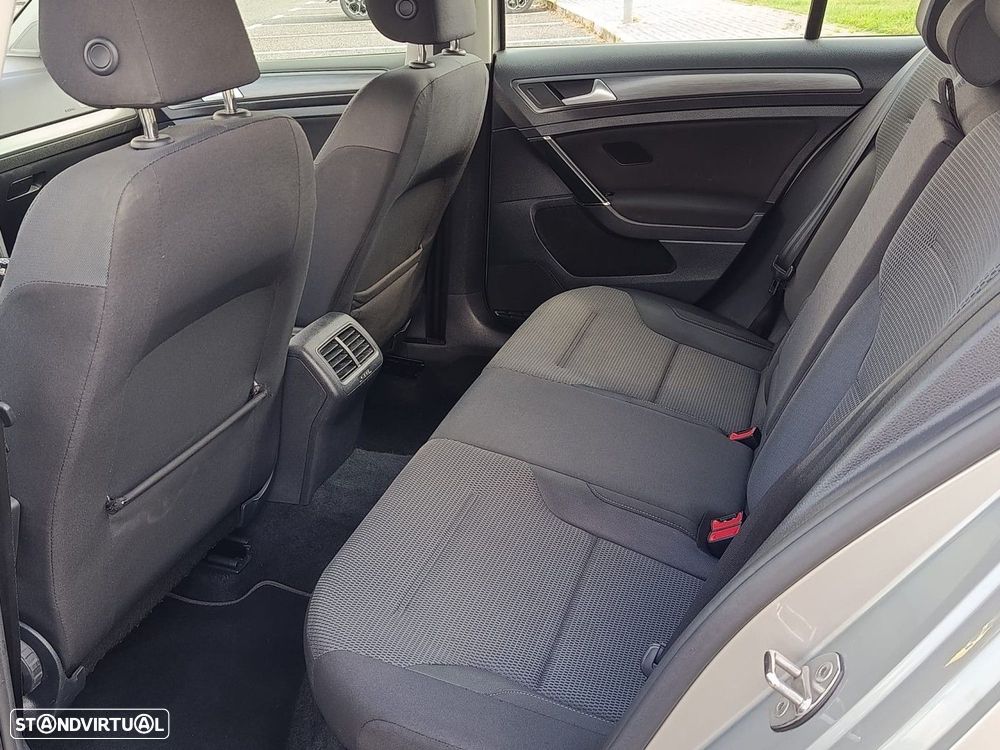 VW Golf 1.6 TDI Confortline - 23