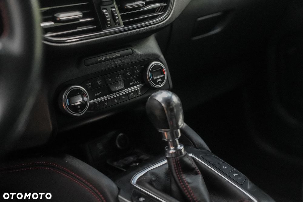 Ford Kuga 1.5 EcoBoost FWD ST-Line X - 36