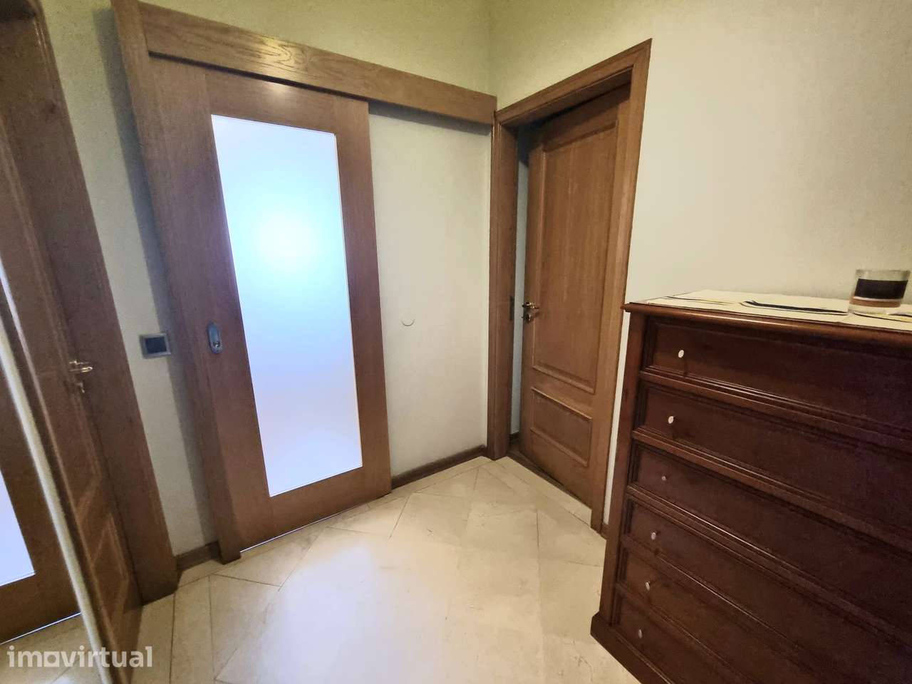 EXCELENTE APARTAMENTO T2 COM GARAGEM PARA ARRENDAMENTO - Grande imagem: 4/26