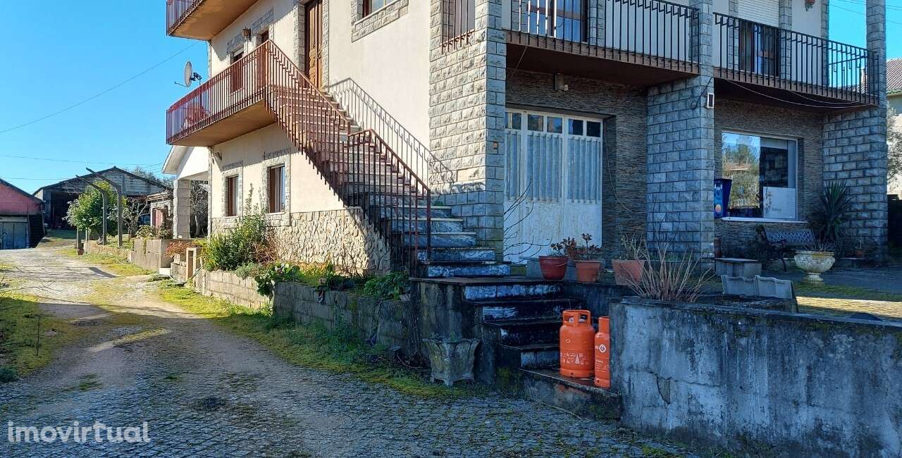 Moradia com logradouro e anexos em Cepões - Grande imagem: 4/33