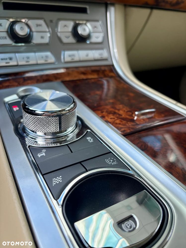 Jaguar XF 35t AWD Portfolio - 7