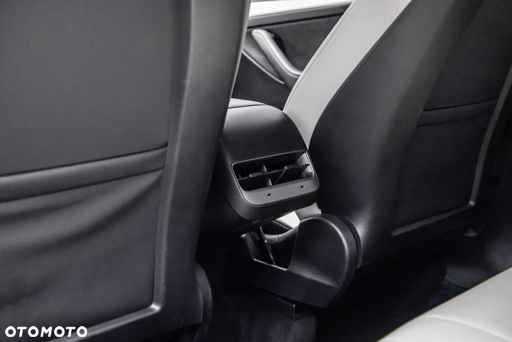 Tesla Model Y - 34
