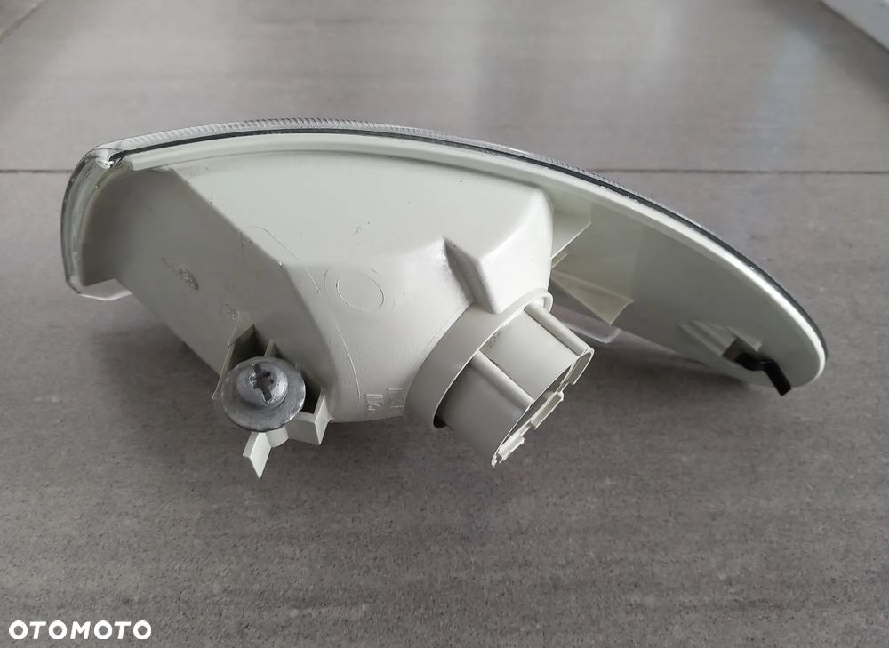Lampa przednia - kierunkowskaz prawy Ford Mondeo 1992-1996 1059110 - 4